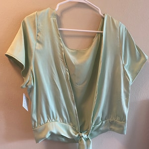 Top corto de seda sin espalda verde claro con lazos en la espalda