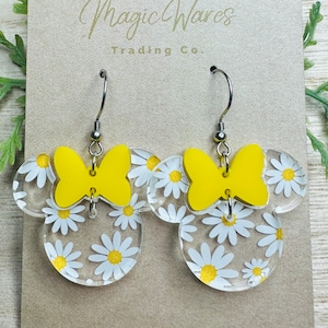 Pendientes colgantes con lazo amarillo de Daisy Minnie, de cristal acrílico cortado a láser con estampado de margaritas, hechos a mano, de Flower and Garden.