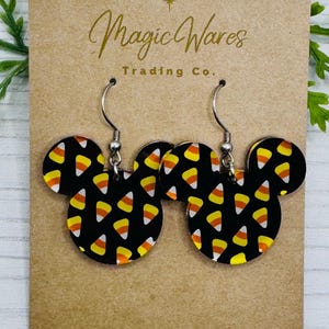 Boucles d&#39;oreilles pendantes en acrylique bonbons maïs, boucles d&#39;oreilles en acrylique cristal motif bonbons maïs, boucles d&#39;oreilles Halloween pas si effrayantes boucles d&#39;oreilles fête d&#39;halloween