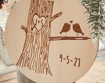 Personalisierte Paare Ornament - Geschnitzte Baum Initialen, Lovebirds Ornament, Jubiläumsgeschenk