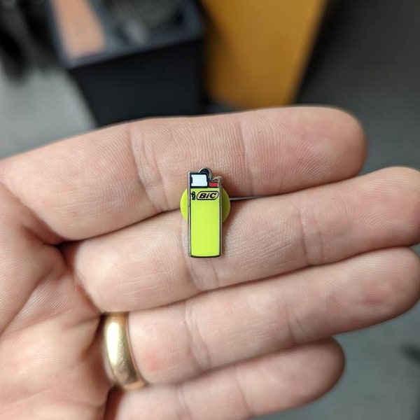 Pin de encendedor verde pequeño