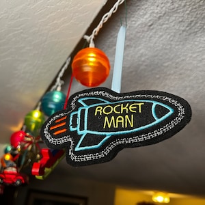 Adorno tributo a Rocket Man Estilo vintage
