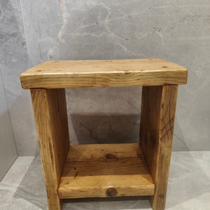 Mesa auxiliar rústica de madera recuperada