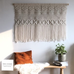 Zeitgenössischer moderner Makramee-Wandteppich – Valera Beige