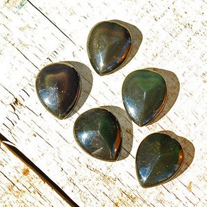 Cuore intagliato di ossidiana arcobaleno, cuore di pietra