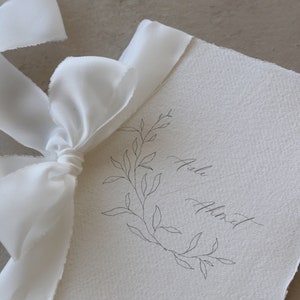 PERSONALISIERTES HANDGEMACHTES GÄSTEBUCH | Seidenband einzigartiges Design personalisiertes Andenken aus 100% Baumwolle Rag Papier
