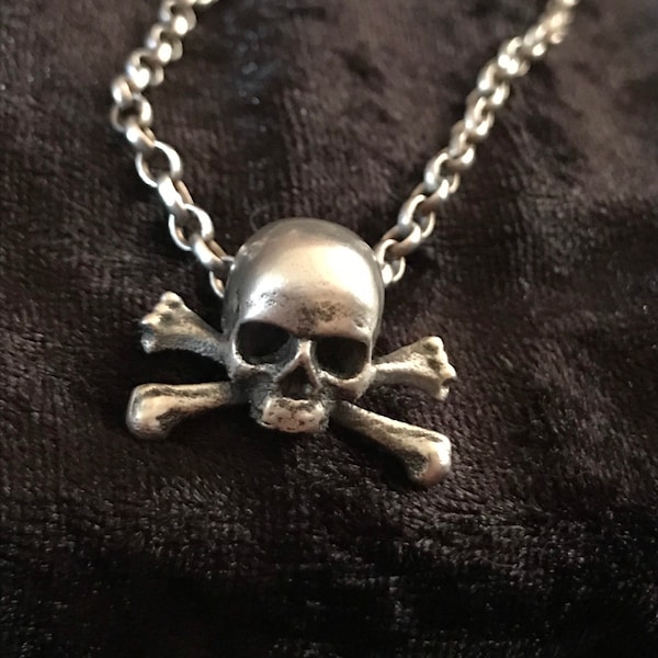 Handgemachte Sterling Silber Totenkopf und Crossbones Anhänger.