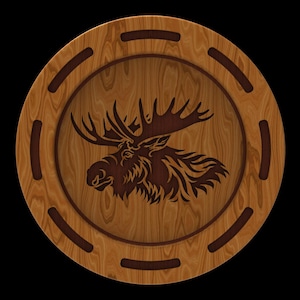 Peut inclure: Un plateau rond en bois avec une bordure brun foncé et un motif de tête de moose sculpté au centre.