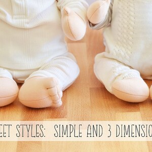 Op de afbeelding: Twee witte babypoppen met verschillende voetenstijlen. E&eacute;n pop heeft eenvoudige voeten en de andere heeft driedimensionale voeten. De poppen zitten op een houten vloer. De tekst "2 FEET STYLES: SIMPLE AND 3 DIMENSIONAL" is onder de poppen gedrukt.
