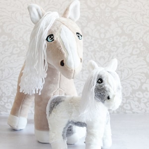 In de Hoop Pepper Horse Pony Pluche Softie Machine Borduurwerk Ontwerp Digitale ITH Download
