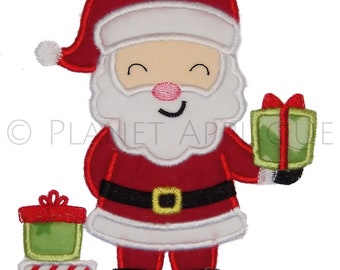 Puede incluir: Aplique bordado de un Papá Noel sonriente sosteniendo una caja de regalo verde con un lazo rojo. Lleva un traje rojo con ribete blanco, un cinturón negro con hebilla dorada y botas negras. Está de pie junto a una caja de regalo verde con un lazo rojo y una base roja y blanca a rayas.