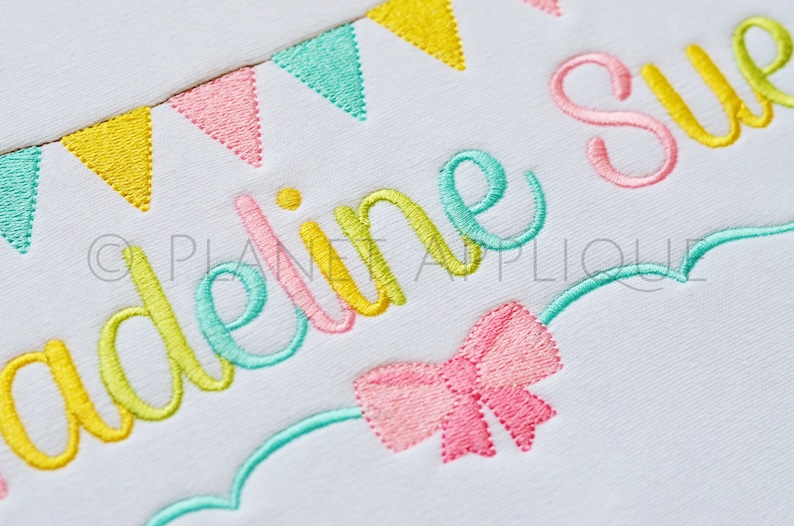 Puede incluir: Dise&ntilde;o bordado con el nombre "Madeline Sue", una pancarta colorida y un lazo rosa. El dise&ntilde;o es perfecto para un body de beb&eacute; o un regalo personalizado.