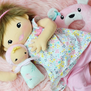 Nel cerchio aprile realistico posable cloth baby doll peluche softie macchina ricamo design digitale ITH download