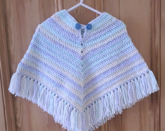 Poncho estilo vintage para bebé a niño pequeño, talla para niño de 6 meses a 2 años, tonos pastel claros con botones en contraste y dobladillo con flecos