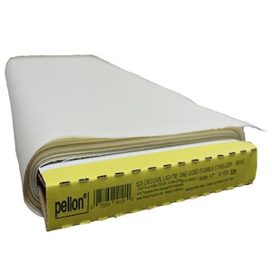 Pode incluir: Rolo de estabilizador fusível de um lado Decovil Light bege para artesanato e decoração de casa. O produto está em uma caixa amarela e bege com a marca "pellon". O rolo tem 43 cm de largura e 9,1 metros de comprimento.