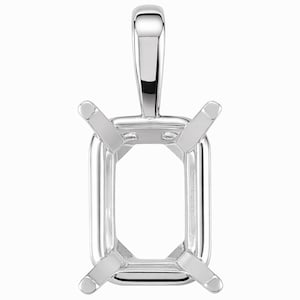 Pode incluir: Uma configuração de pingente de prata polida com formato retangular, projetada para segurar uma pedra preciosa. A configuração apresenta quatro garras para prender a pedra e uma argola para uma corrente. O pingente é mostrado em fundo branco.