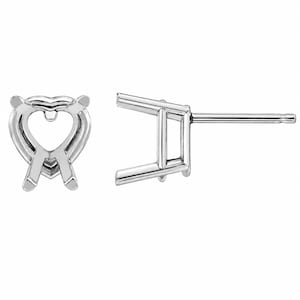 Può includere: Una montatura per orecchini in metallo color argento con un design a cestino a forma di cuore. La montatura include quattro griffe per fissare una pietra preziosa e un perno dritto con estremità dentellata, vista sia frontalmente che di lato.