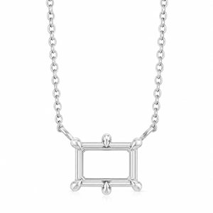 Peut inclure: Un collier argenté doté d'un pendentif en forme de cadre rectangulaire. Le pendentif présente une finition lisse et polie avec de petits accents décoratifs arrondis à chaque coin et au centre des bords supérieur et inférieur, suspendu à une chaîne.