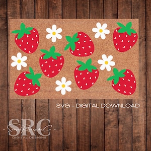 以下が含まれることがあります： 茶色の背景に赤いイチゴと白いデイジーの花の模様が描かれたデジタルダウンロード可能なSVGファイルです。画像の下部に「SVG - デジタルダウンロード」というテキストがあります。
