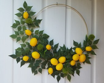 Corona de limones: alambre dorado moderno, vegetación artificial, decoración veraniega (50 cm)