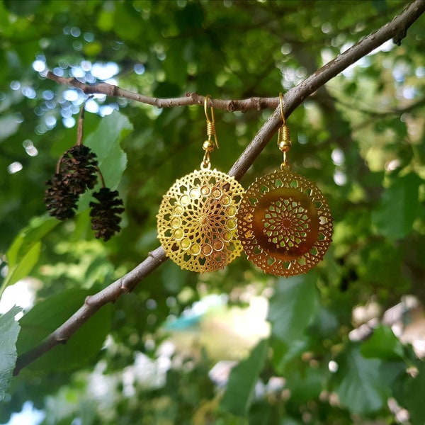 Goldener Bohemian Ohrhänger | Runder goldfarbener Ohrring im Boho Style