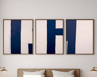 Può includere: Una camera da letto bianca con un letto in legno e biancheria da letto bianca. Ci sono due comodini con lampade e libri. Tre dipinti astratti con forme geometriche bianche e blu scuro sono appesi sopra il letto.
