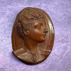 Vintage resin cameo brooch.