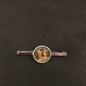 Vintage King George V and Queen Mary commemorative bar brooch.
