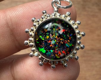 ブラックオパール スターリングシルバーペンダント - テクスチャード