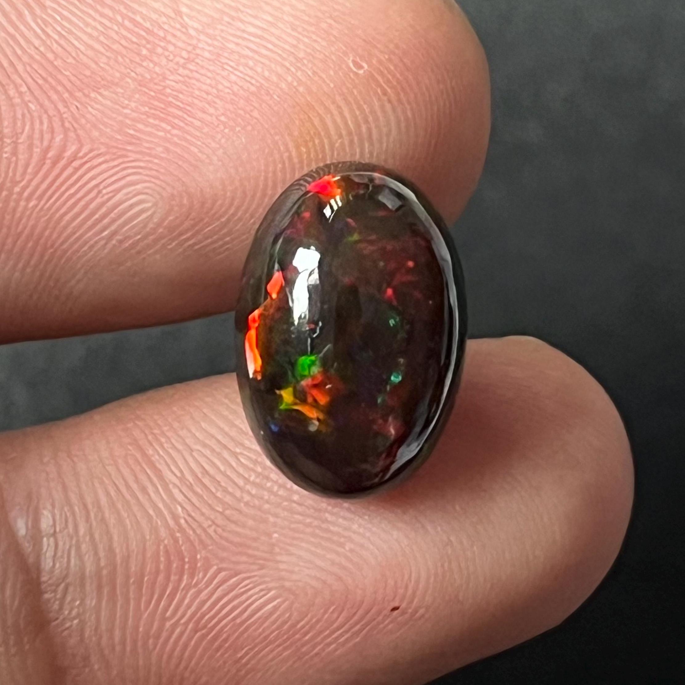 Opale Noire Brute Naturelle D'Éthiopie - 14 Carats - 25x16 Mm - Feu Multicolore