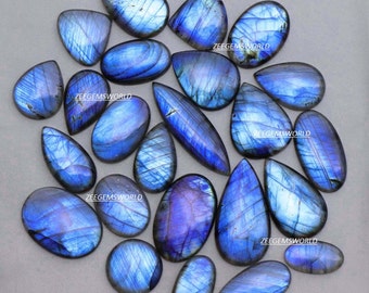 Könnte beinhalten: Eine Sammlung von 20 blauen Labradorit-Cabochons in verschiedenen Formen und Größen. Die Steine haben einen irisierenden Glanz und sind perfekt für die Schmuckherstellung.
