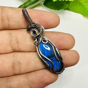 Pingente enrolado de fio labradorite-azul chamativo fogo labradorite fio envolvendo preto oxidado pingente-use para colar-presente para ela