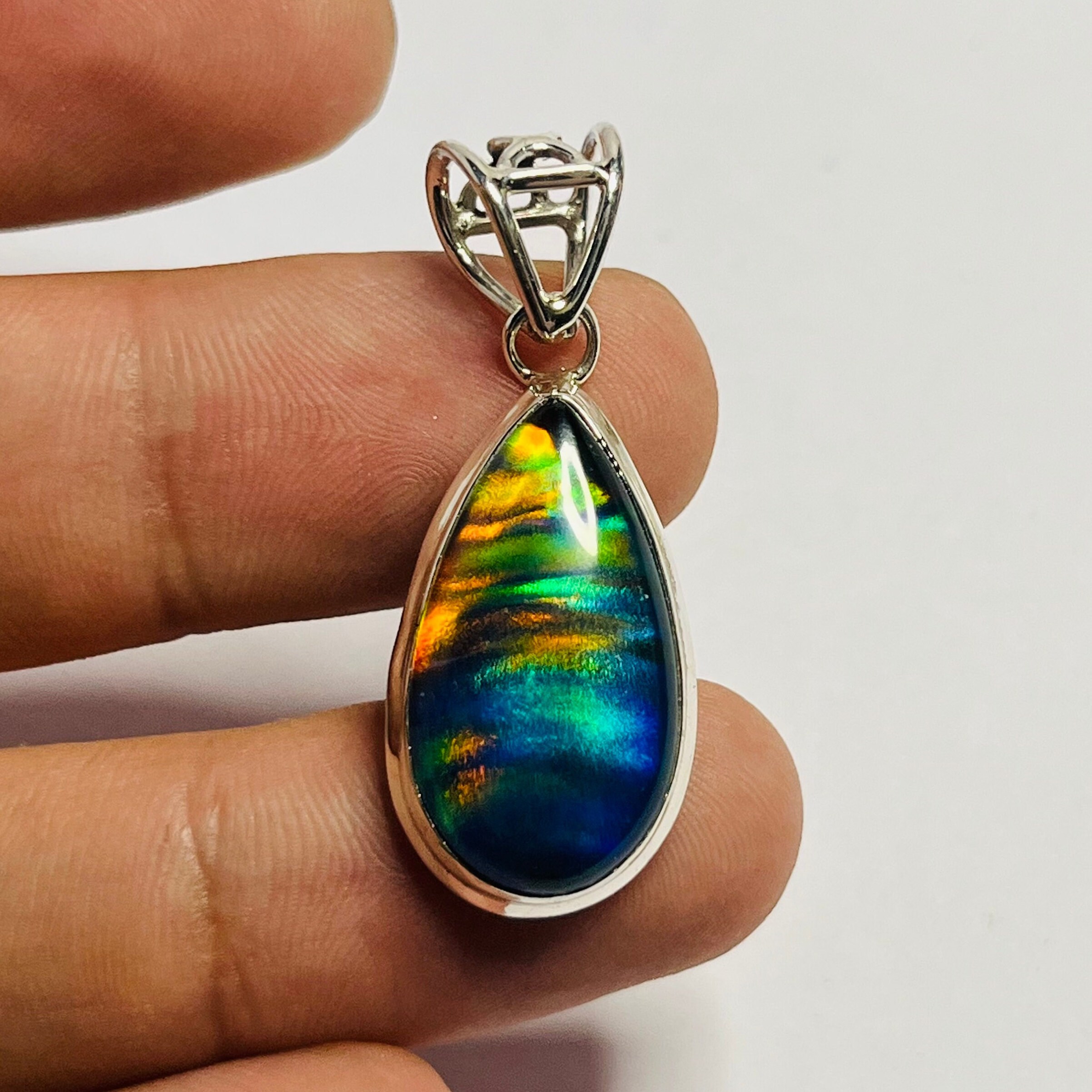 ラボグロウオーロラオパール 天然ブラックオパール 2.47ct 【オーロラブルー】 黒生地 美品