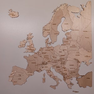 Houten kaart van Europa (met losse landen als puzzelstukjes)