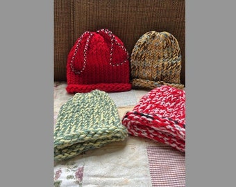 Bündel gestrickte Babymützen - Kombination aus Neugeborenen- und Kleinkindgrößen