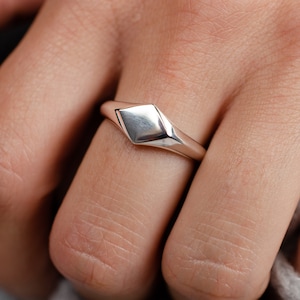 925 Minimal Geometric Kite Signet Ring
