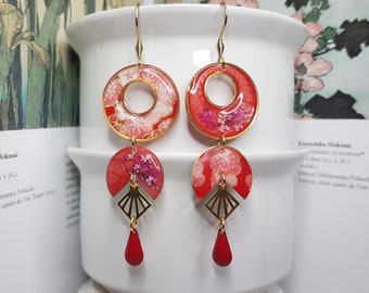 Boucles d'oreilles asymétriques "Parenthèse enchantée" , papier washi rouge, fleurs séchées, peinture,  bijou fait main, cadeau femme.