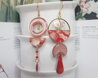 Boucles d'oreilles asymétriques "Rosée perlée " rouges et rose, papier washi japonais, peintes à la main, bijou fait main, cadeau femme