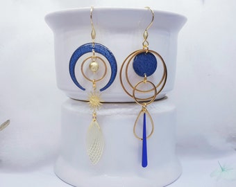 Blaue asymmetrische Ohrringe, handbemalt, handgefertigter Schmuck, Geschenk für Frauen