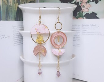 Boucles d'oreilles asymétriques "Douce Évocation " , papier rose, peintes à la main, bijou fait main, cadeau femme