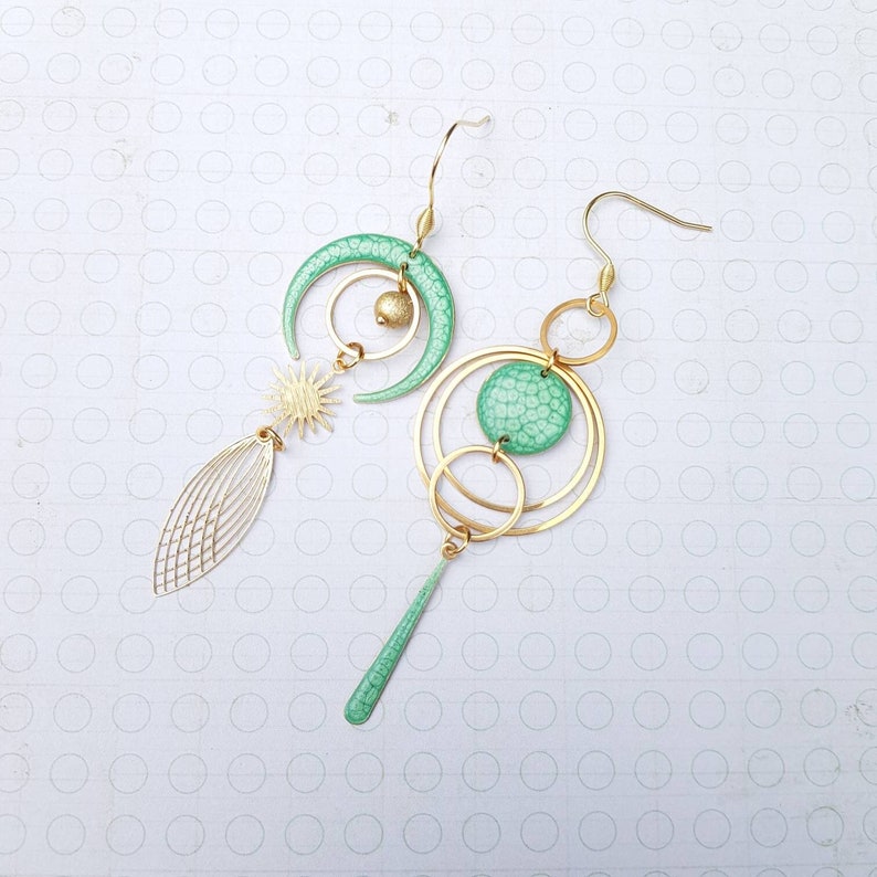 Boucles d'oreilles asymétriques vert pastel, peintes à la main, bijou fait main, boucles d'oreilles longues image 8