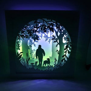 Mann und Hund in Wald Wald Schatten Box SVG PDF PNG Papierschnitt-Sofortdownload-Vorlage Schnittdatei 8x8 10x10 12x12 Zoll 3D-Schnitte Spaziergang