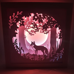 Modello di download immediato di taglio della carta volpe nella foresta di boschi ombra SVG PDF PNG modello di taglio file 8 x 8, 10 x 10, 12 x 12 pollici, tagli 3D