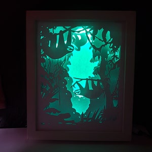 Sloth Forrest shadow box SVG PDF PNG modelo de download instantâneo de corte de papel Arquivo de corte A4 e 8X10 Corte 3D infantil Lightbox Animais Floresta