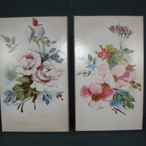 Könnte beinhalten: Zwei gerahmte Aquarellbilder von rosa und weißen Blumen mit grünen Blättern. Die Bilder sind unten links mit "Martin Engel" signiert.