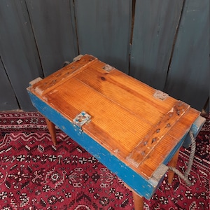 Mesita auxiliar vintage, mesa industrial, mesa auxiliar hecha con una vieja caja de municiones, mesa reciclada azul