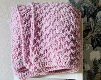 Rosé Strickdecke handgestrickt – weiche Tagesdecke 132×132 cm – Strukturmuster – Kuscheldecke handmade – Geschenkidee
