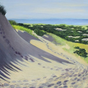Puede incluir: Una pintura de un camino de arena que lleva a una duna con vista al océano. El camino está bordeado de huellas y la duna está cubierta de sombras.