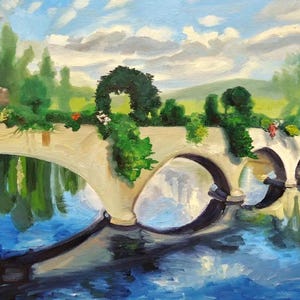 Könnte beinhalten: Ein Gemälde einer Steinbrücke mit Bögen über einem blauen Fluss. Die Brücke ist mit grünen Ranken und Blumen bedeckt. Der Himmel ist blau mit weißen Wolken.