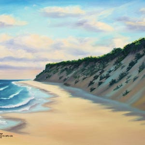 Puede incluir: Una pintura de una playa de arena con olas azules rompiendo en la orilla. Un acantilado verde cubierto de hierba con una cara arenosa se eleva en el fondo. El cielo es de un azul claro con nubes blancas. La pintura está firmada "Sallie Tracey" y fechada "19 de agosto de 2022".